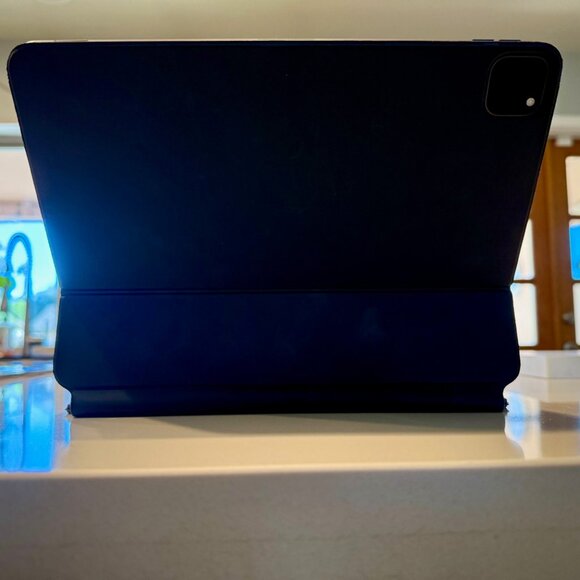 Apple iPad Pro 11-inch Wi-Fi/Cellular plus Magic Keyboard - Picture 4 of 10